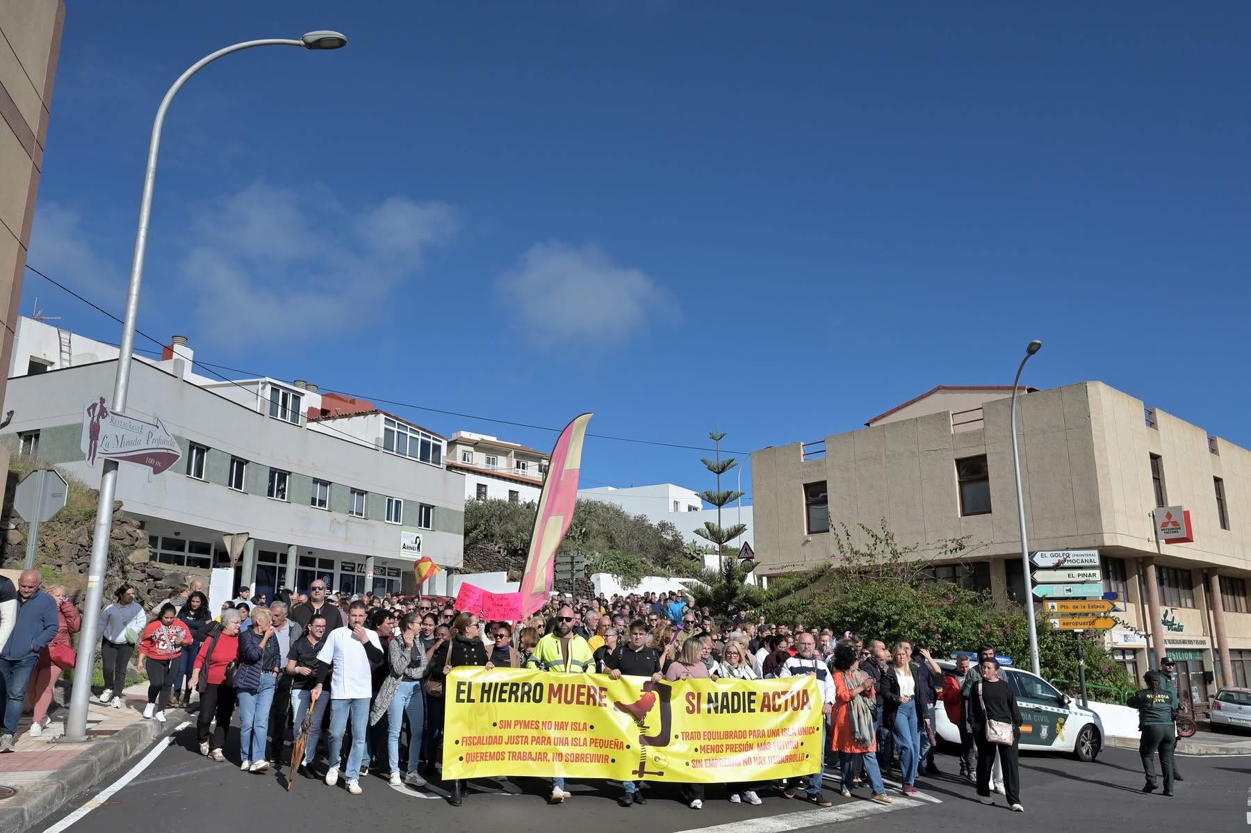 Empresarios y autónomos de El Hierro se manifiestan para reivindicar la crítica situación del tejido empresarial herreño, y exigir respuestas inmediatas a las administraciones públicas